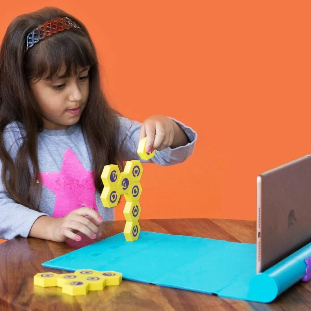Shifu Plugo Link AR-Powered Gaming System, en pedagogisk leksak för 4-10-åringar som kombinerar byggklossar och digitala spel med över 300 utmaningar.