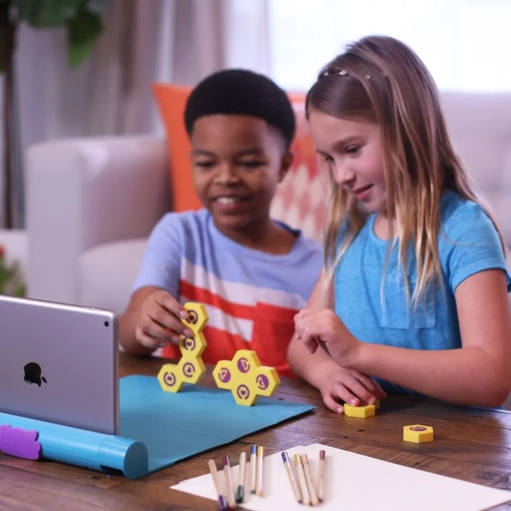 Barn som leker med Shifu Plugo Links AR-gamingsystem, en pedagogisk leksak som integrerar traditionella byggklossar och modern digital lek.