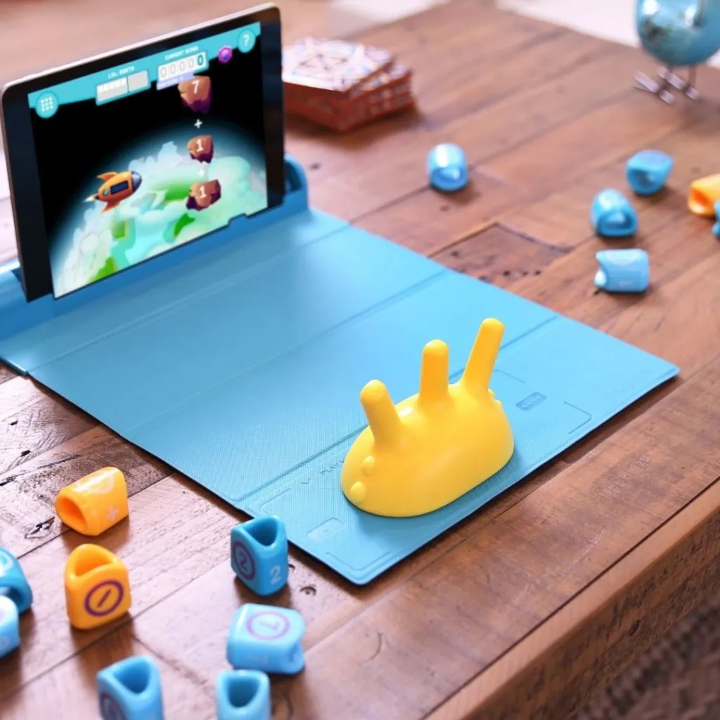 Interaktiv Shifu Plugo: Räknespelssystem för barn som kombinerar förstärkt verklighet och praktiskt spel för matematikinlärning.