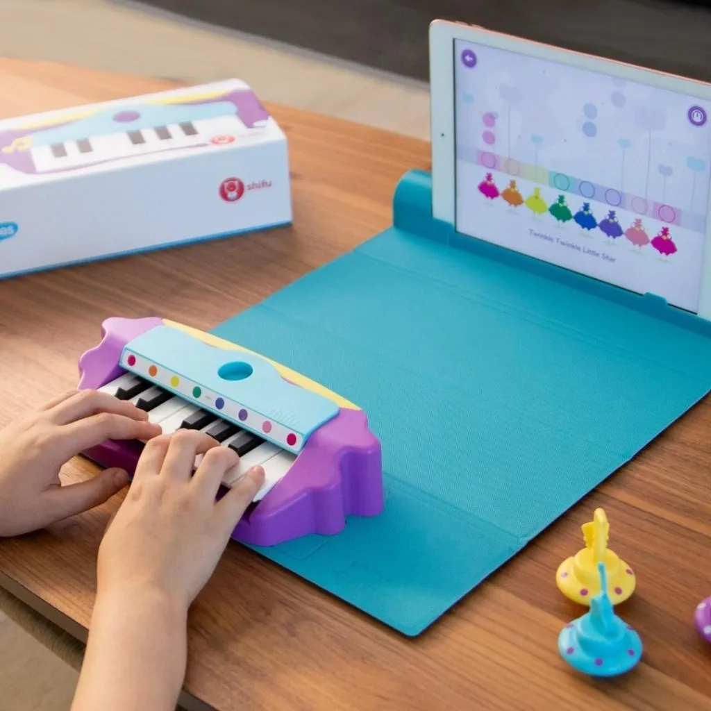 Interaktivt AR-drivet Shifu Plugo Tunes-spelsystem för barn, med tangentbord och spelplatta för att lära sig och komponera musik.