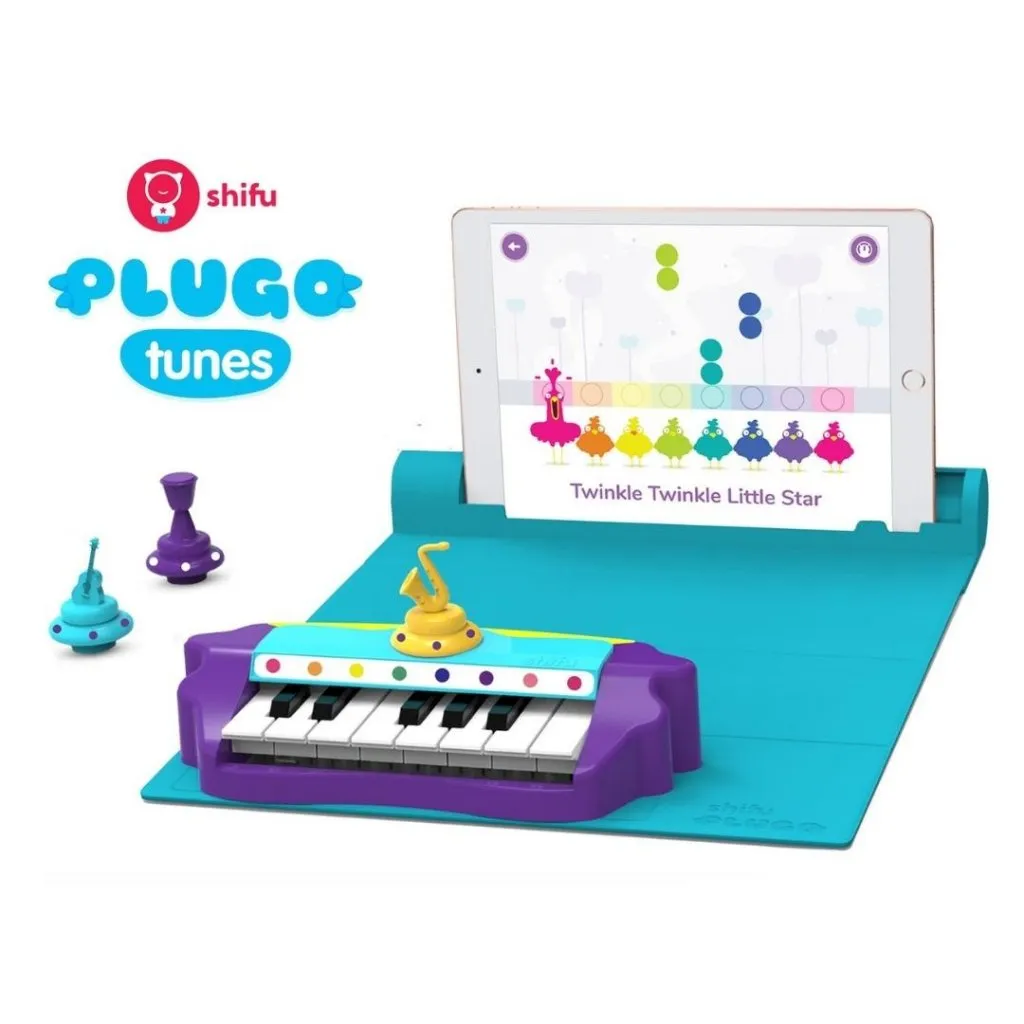 Barn lär sig musik med hjälp av det AR-drivna Shifu Plugo: Tunes-systemet, en innovativ pedagogisk leksak med över 50 populära låtar.