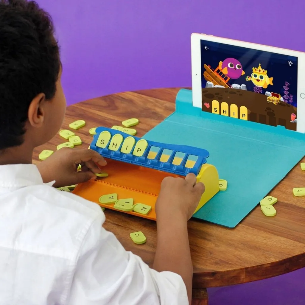 Shifu Plugo: Letters, ett AR-drivet inlärningspaket för engelska för barn, med över 250 utmaningar, åldersanpassade spel och mycket mer.