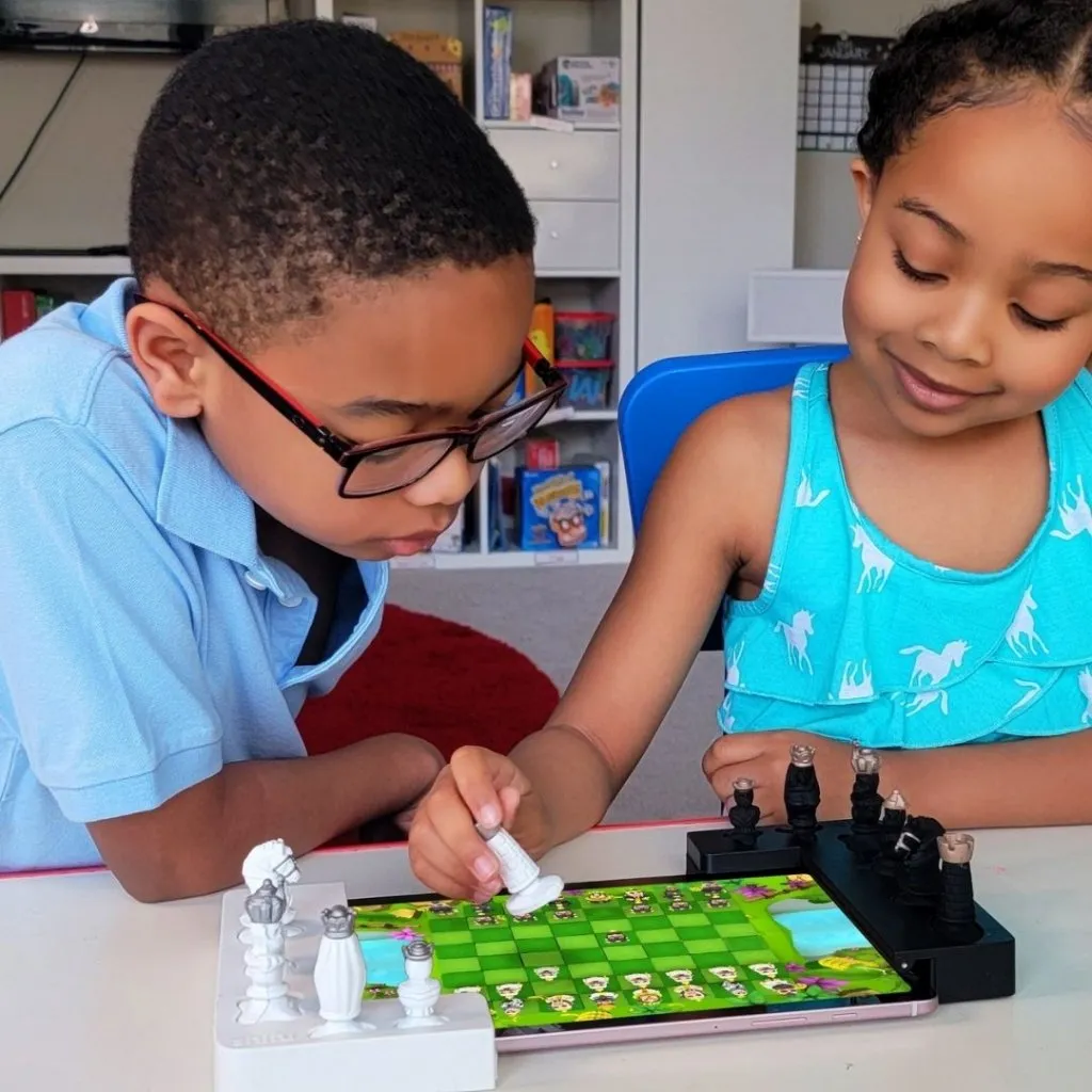 Shifu Tacto Chess, ett interaktivt digitalt brädspel för barn och vuxna, förbättrar kognitiva färdigheter med utmanande och roliga spel.