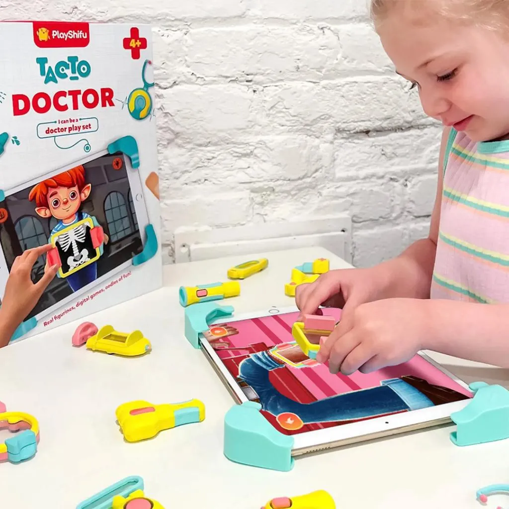 Barn använder Shifu Tacto Doctor-spelsetet och förvandlar sin surfplatta till en engagerande och lärorik interaktiv vårdkliniksimulator.