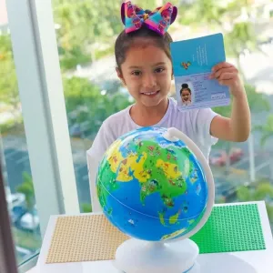 PlayShifu Orboot Earth AR-globus med et barn, der holder et pashæfte til interaktiv læring om geografi