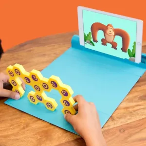 Play Shifu Plugo Link AR-bygg- och logikspel med gula klossar på en blå matta och en surfplatteskärm
