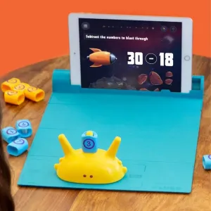 Play Shifu Plugo Count interaktivt matematikspil med tablet, blå spilleplade og nummererede brikker