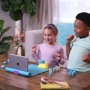 Play Shifu Plugo Count matematiklæringssæt med tablet, nummererede klodser og børn, der leger derhjemme