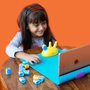PlayShifu Plugo Count-matematikspil med tablet, et barn bruger brikker med tal på en turkis spilleplade.