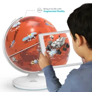 Play Shifu Orboot Mars AR-glob på stativ med barn som använder surfplatta för att utforska Mars-rovers och uppdrag