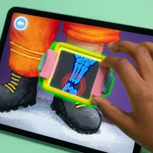 PlayShifu Tacto Doctor -lisäosa tabletilla, jossa näkyy röntgenjalkapeli värikkäässä muovikehyksessä