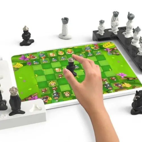 Play Shifu Tacto Chess visar surfplatta med grönt spelbräde, hand som flyttar svart kung och pjäser i vita/svarta ramar runt.
