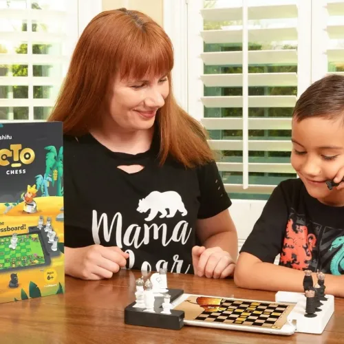 Play Shifu Tacto Chess-spil i brug med en tablet og skakbrikker, mens en kvinde og et barn spiller sammen.