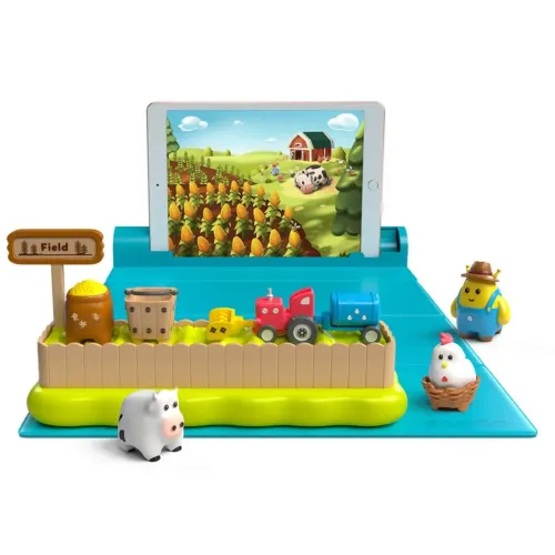 Shifu Plugo Farm med blå lekematte og nettbrettstativ, inngjerdet gårdsbase med traktor, vanntank, tønner, skilt og figurer.